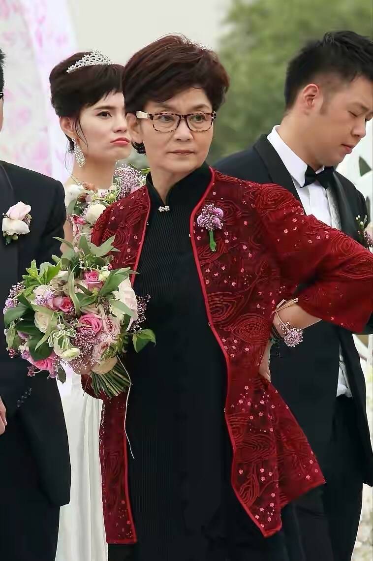 线条美|潘虹的半裙穿搭真有气质，五六十岁妈妈学她这样穿，优雅地老去