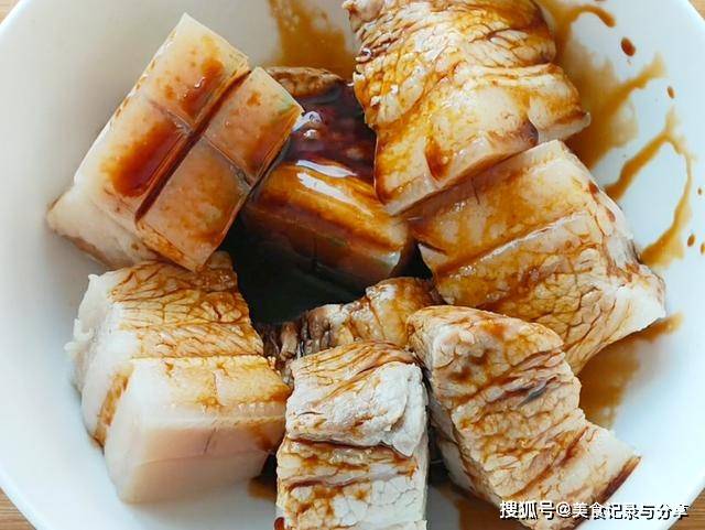 美食|五花肉别再做红烧了,教你个新吃法,五花肉肥而不腻,入口即化