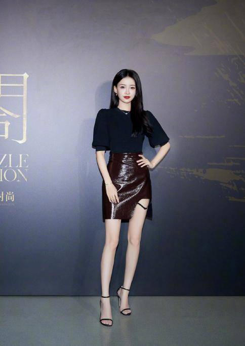 孙怡|孙怡也太大胆了吧，和妈妈一起出席活动，穿短裙还敢“剪掉一块”