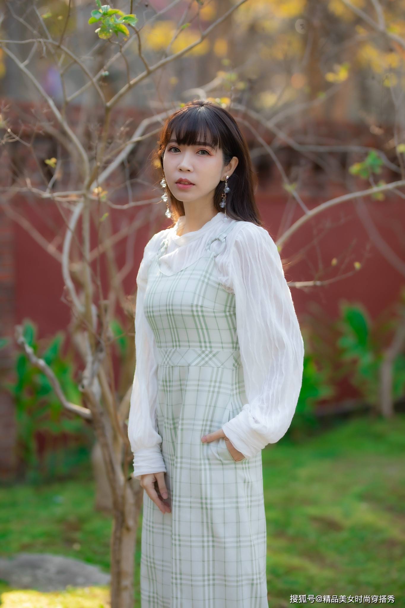 吊带|小姐姐身穿格子连体裤，干练优雅气质，妥妥的精致女神