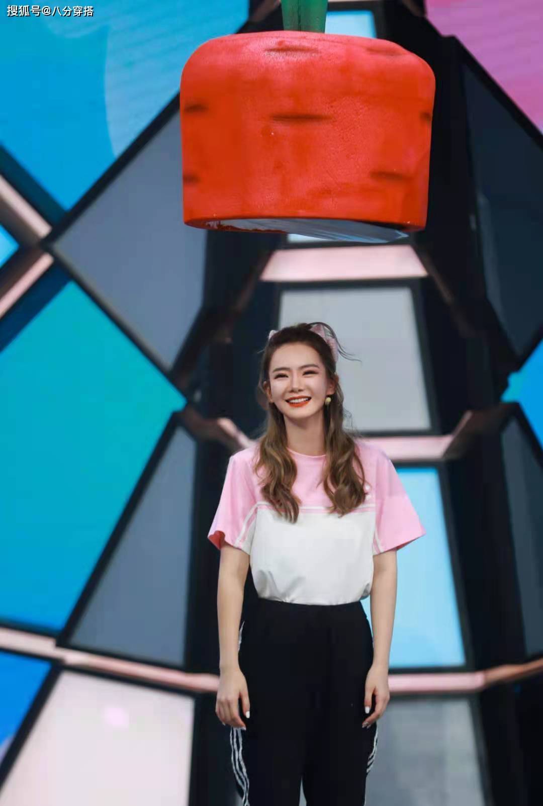 卫衣|戚薇又不好好穿衣了，穿个性连体裤大方秀气质，惊艳又有气场