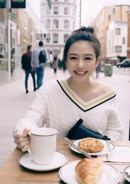 邱淑贞|邱淑贞女儿太像妈 简直是基因复制 搭配吊带裙演绎骨感美