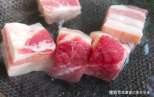 美食|五花肉别再做红烧了,教你个新吃法,五花肉肥而不腻,入口即化
