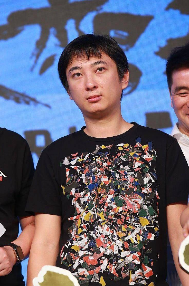 黑色|王思聪的颜值一般人欣赏不了,穿一身的名牌,但却感觉挺接地气的