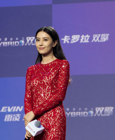 整体|高圆圆真的很懂穿搭，红色时尚俏皮搭白裙，美艳又不显俗气