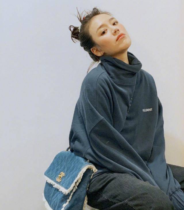 卫衣|马思纯减肥成功？穿卫衣扎丸子头，嫩回十八岁少女！