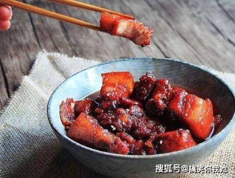 做法|红烧肉秘制做法,不加酱油不焯水,色泽红亮肉软糯,吃一次就上瘾