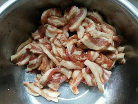 做法|农家小炒肉，青椒要焯水吗？多数人做错了，难怪不鲜香不好吃