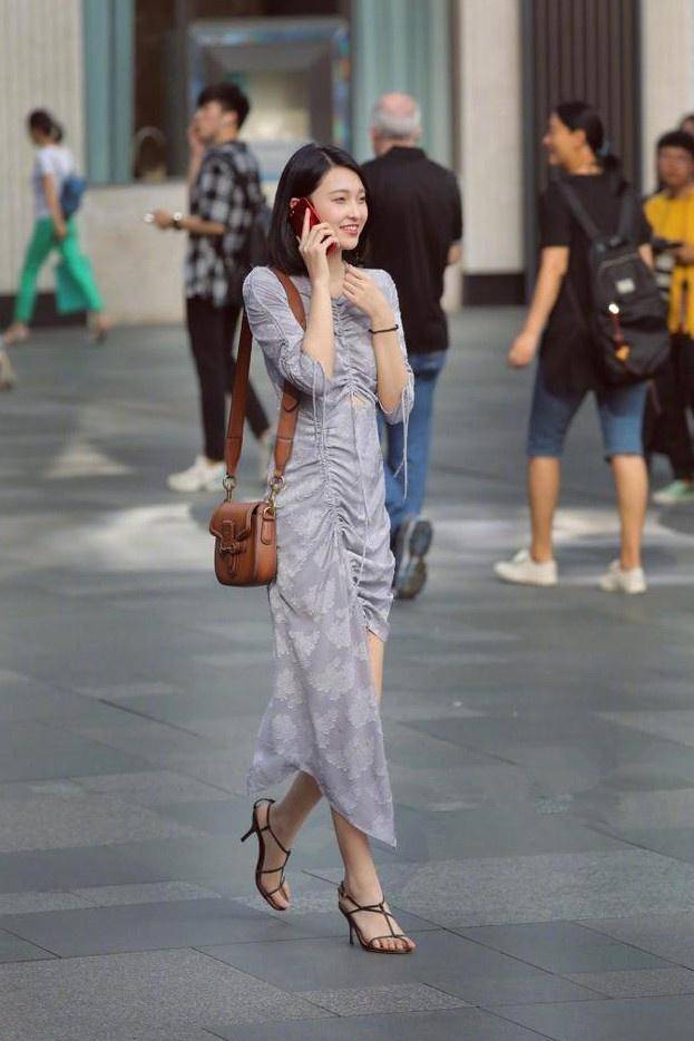 带着|修身的连衣裙勾勒出优雅的身姿，搭配上一双气质的高跟凉鞋太美了