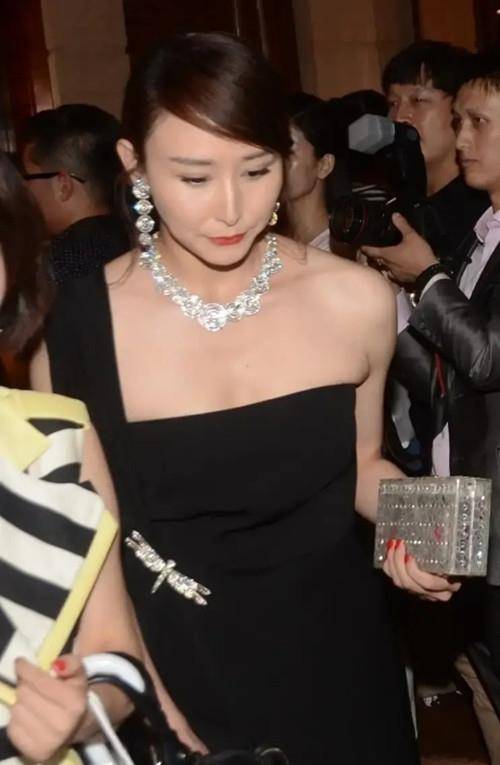 胡静才|胡静才是真正的“豪门阔太”穿黑色礼服雍容华贵 钻石项链抢镜