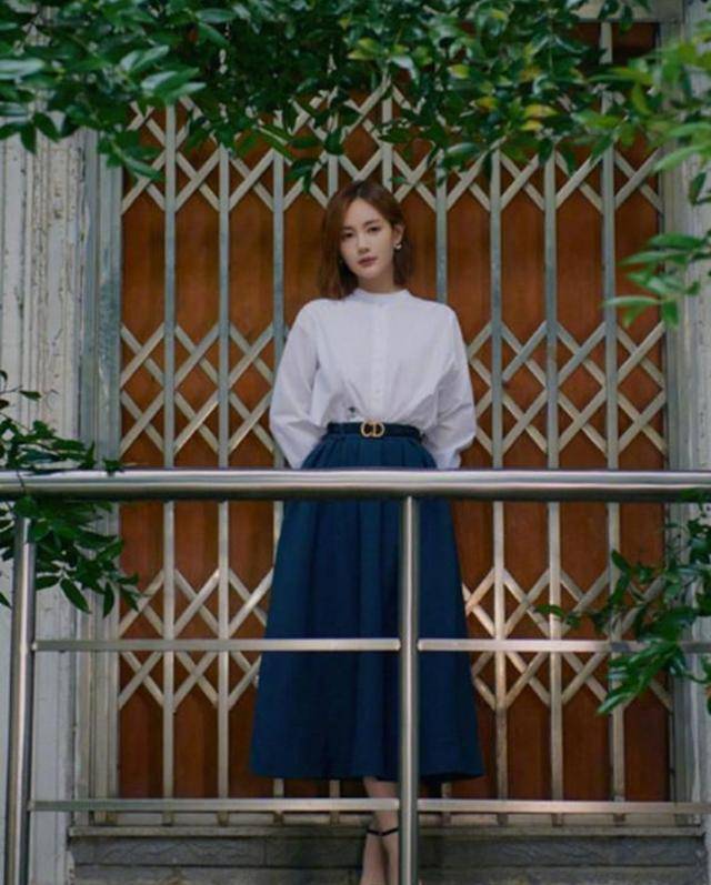 马尾|张雨绮不愧是时尚女王，穿粉色衬衫搭配半身裙亮相，大秀绝美身材