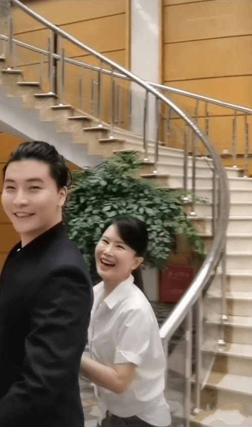 感觉|没有滤镜修图明星也真实，任静脸上皱纹不假，但老也老得好看！