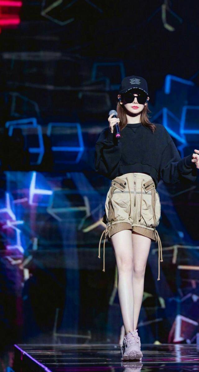 黑色|迷人古怪女孩戚薇，生活美满幸福，穿衣风格也不容小觑