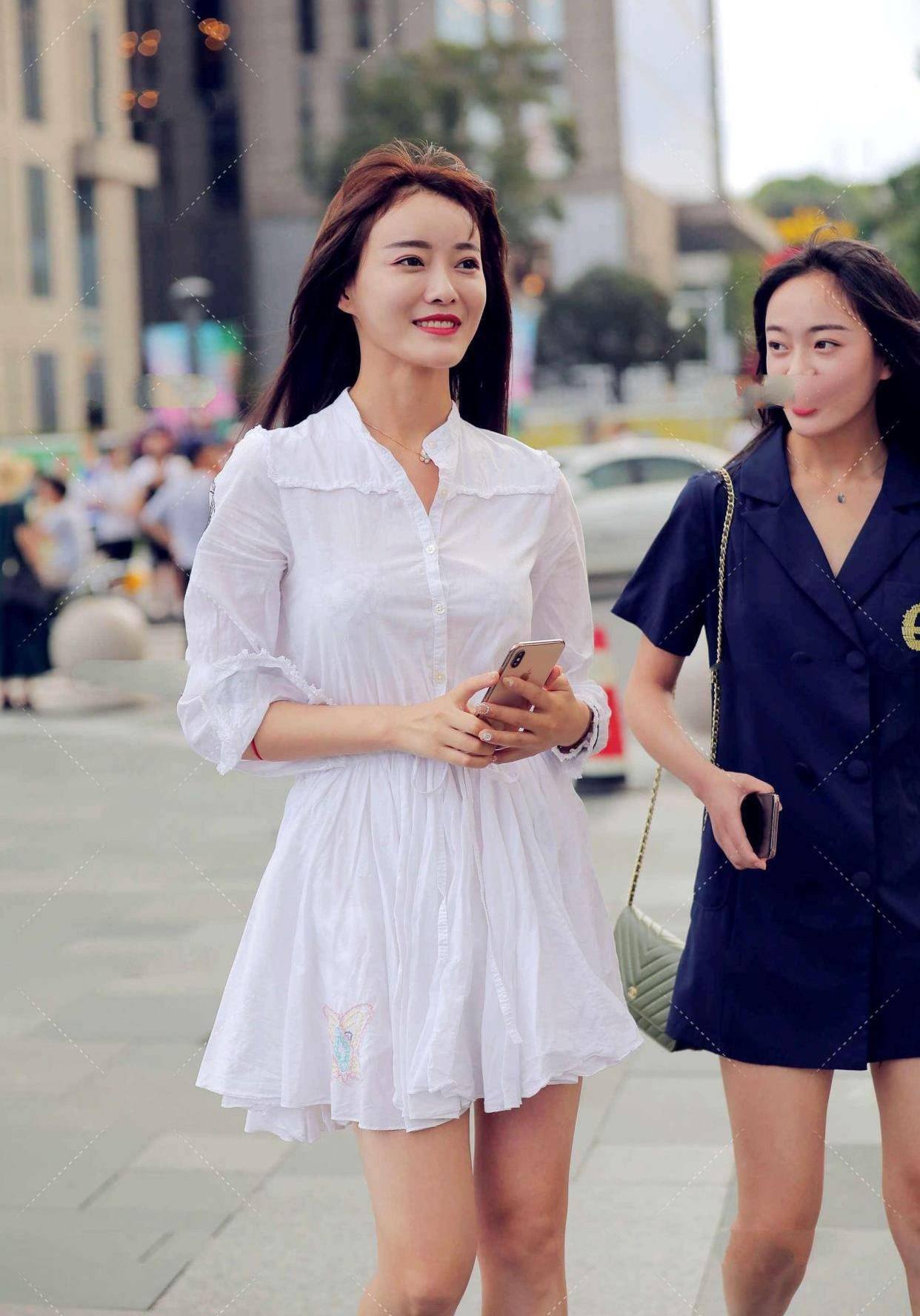 可美|时髦小姐姐外穿白色衬衫裙现身,少女感满满,可美了!