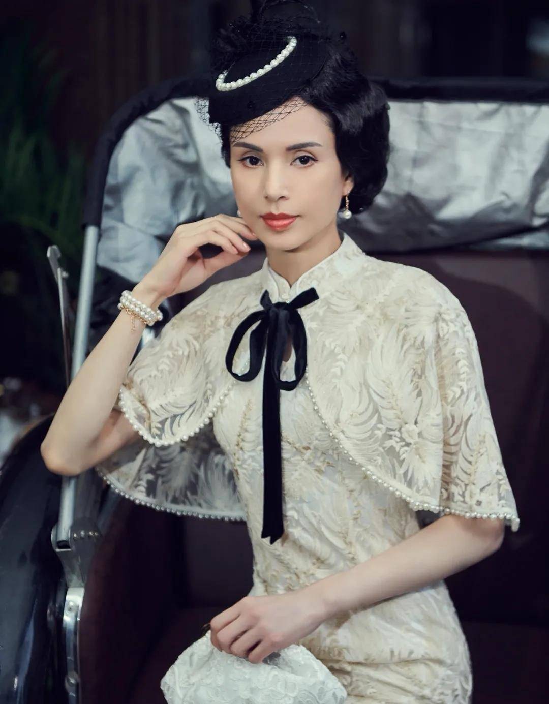 画报|李若彤最新造型，穿旗袍配复古妆容，像极了50年代画报美人