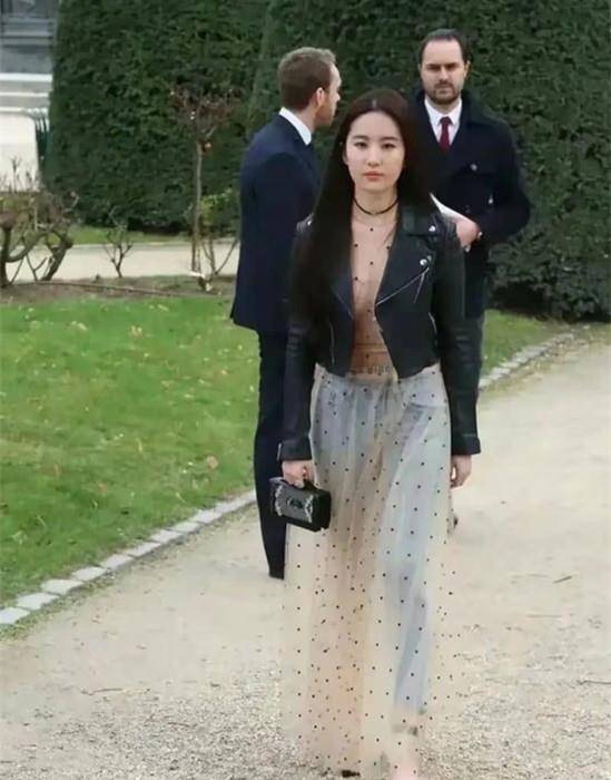 仙女姐姐|刘亦菲轻松美到国外 波点薄纱裙配牛仔裤 升级版“仙女姐姐”