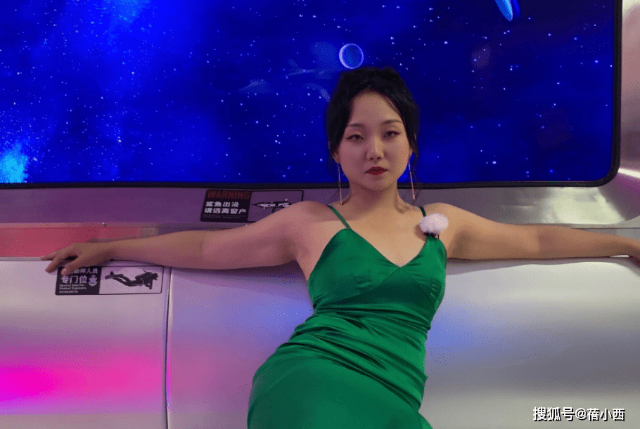 标准|辣目洋子颠覆审美标准，小眼睛大圆脸，穿黄色抹胸裙却意外时髦