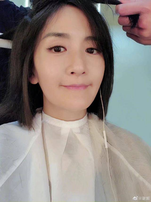 面包|出月子了？谢娜宣布喜讯后，在家做面包跟邻居分享，心情超好