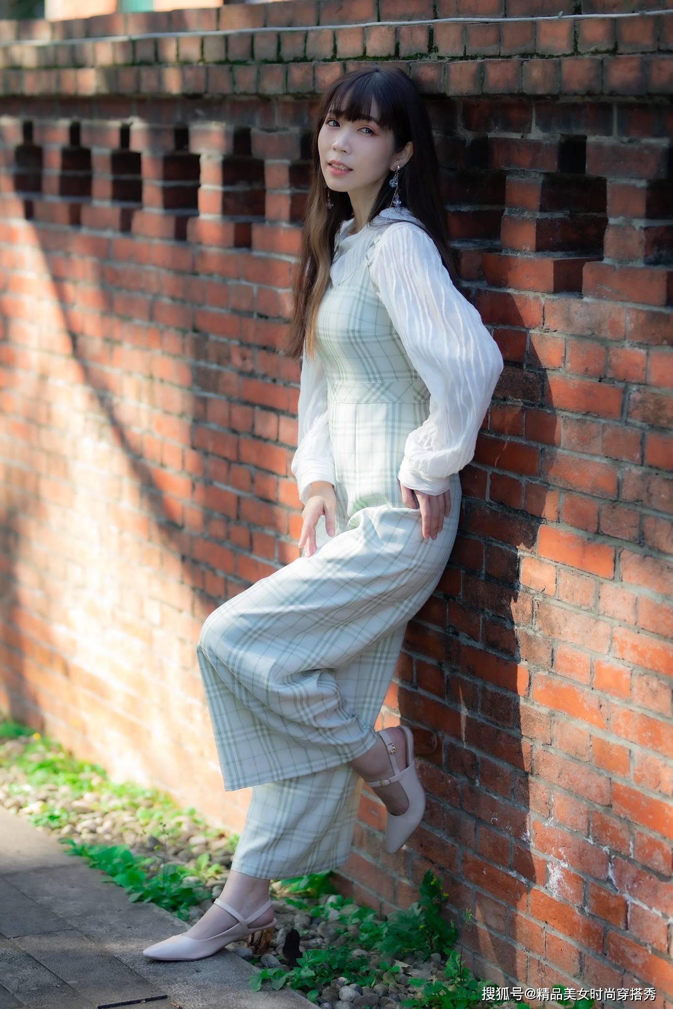 吊带|小姐姐身穿格子连体裤，干练优雅气质，妥妥的精致女神