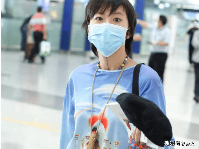 周迅|王菲大女儿罕见长发出镜！被赞女人味十足，手臂下巴大块纹身抢镜
