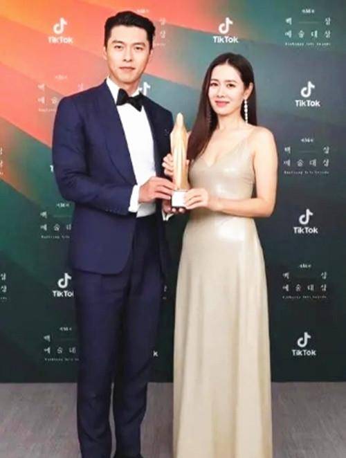 吊带|韩国顶级CP孙艺珍和玄彬同框 穿“液体裙”甜美亮相 童话爱情