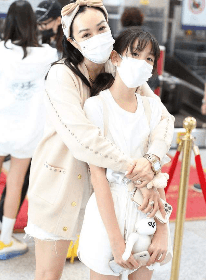 个性|钟丽缇母女三人走机场，穿同色短裤齐秀美腿，女儿也开始发育变美