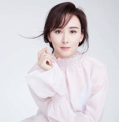 胡静才|胡静才是真正的“豪门阔太”穿黑色礼服雍容华贵 钻石项链抢镜
