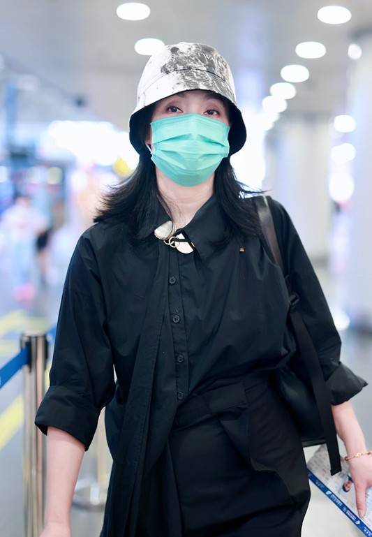 西裤|陶虹真有品味！用裙子搭配阔腿裤，不仅不显邋遢，反倒穿出洒脱美