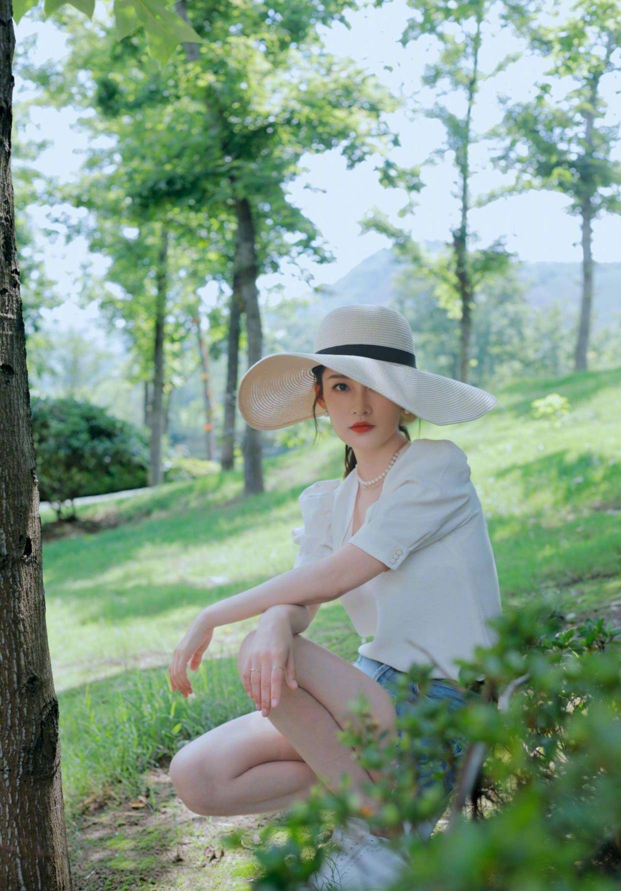 蓝色|看李沁的夏日私服穿搭，清新又减龄