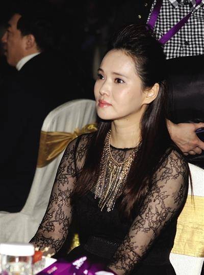 设计|伊能静儿子首次走机场，牵着妈妈贴心呵护似小男友，终于变爷们