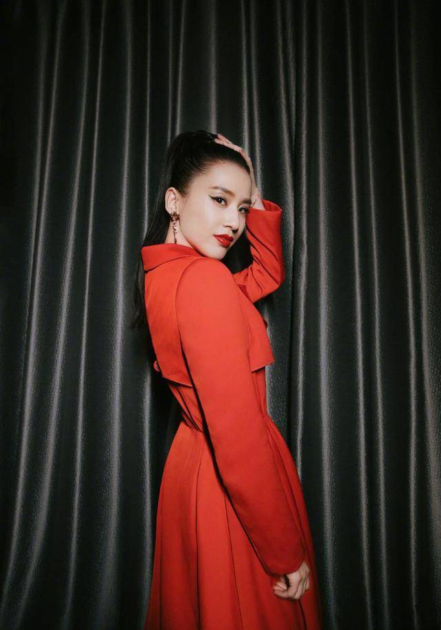 一身|黄圣依的身材真好，穿搭一身橙黄色连衣裙，看起来清新可爱！