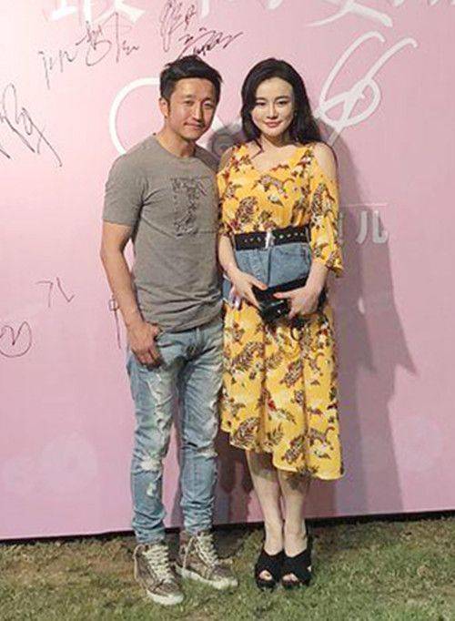 金色|冉莹颖穿金色西装现身，腰部勒出几层赘肉，这体型不就是大妈吗？