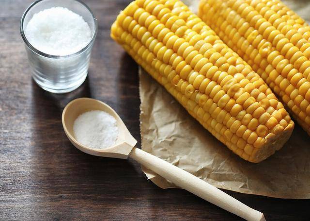 方法|煮玉米只加清水是错的，难怪不好吃，多加2样东西，更香甜更软糯