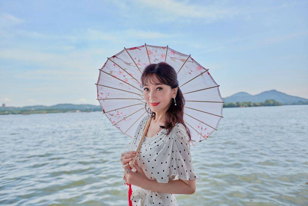 感觉|赵雅芝是没打针，但她过度美颜也不真实，总穿裙子装阿姨不假吗？