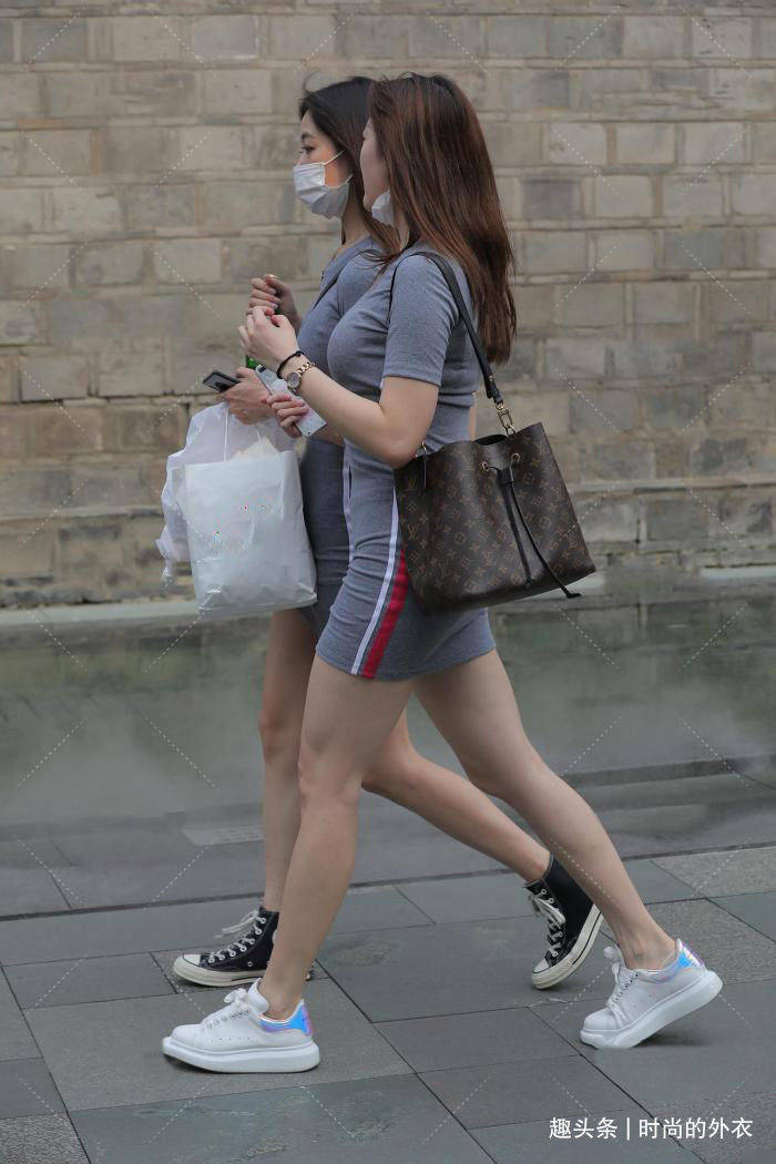 短裙|气质闺蜜穿连衣短裙出行，修身舒适还减龄，轻松展现青春阳光的美