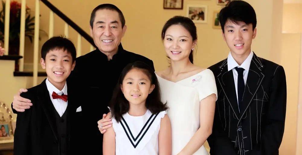 张艺谋|张艺谋夫妇同框 陈婷穿粉裙美得像“公主”差31岁的爱情佳话