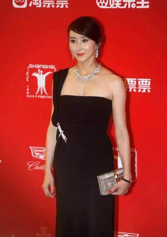 胡静才|胡静才是真正的“豪门阔太”穿黑色礼服雍容华贵 钻石项链抢镜