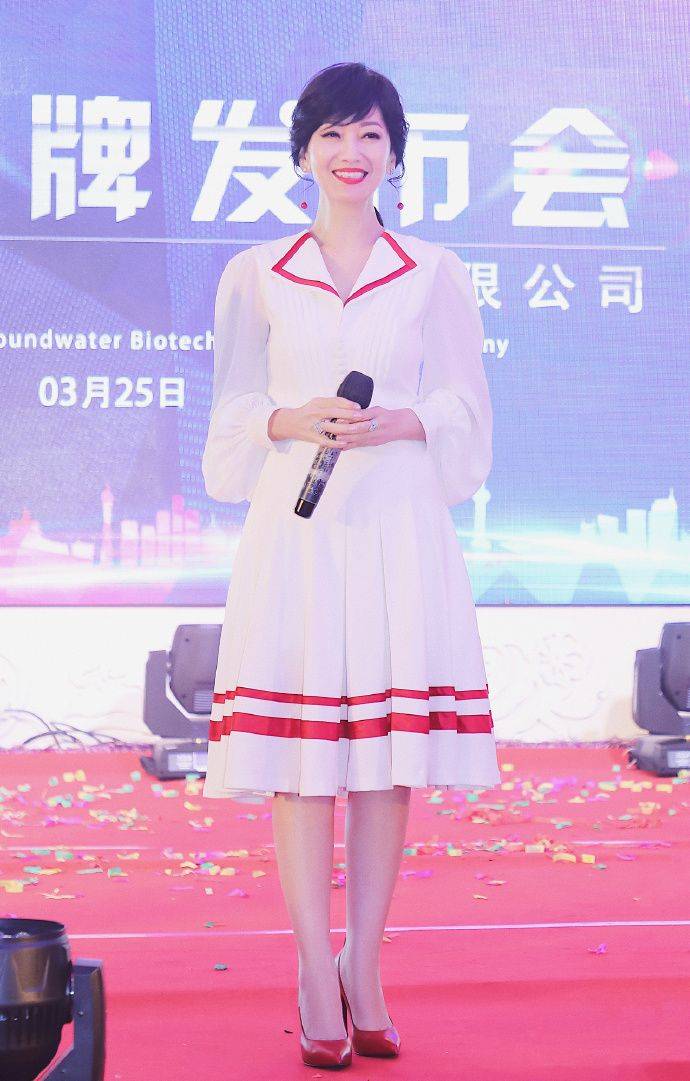 感觉|赵雅芝是没打针，但她过度美颜也不真实，总穿裙子装阿姨不假吗？