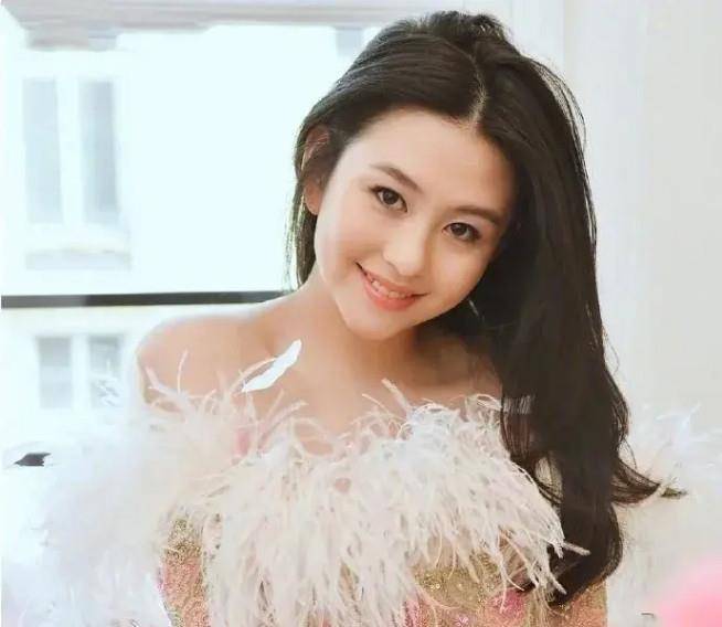 邱淑贞|邱淑贞女儿太像妈 简直是基因复制 搭配吊带裙演绎骨感美