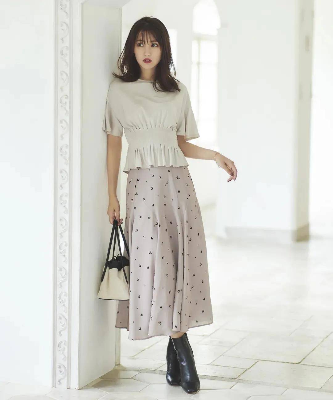 浅色|立秋时节适合简单气质的穿搭,35岁以上照着穿,优雅又高级!