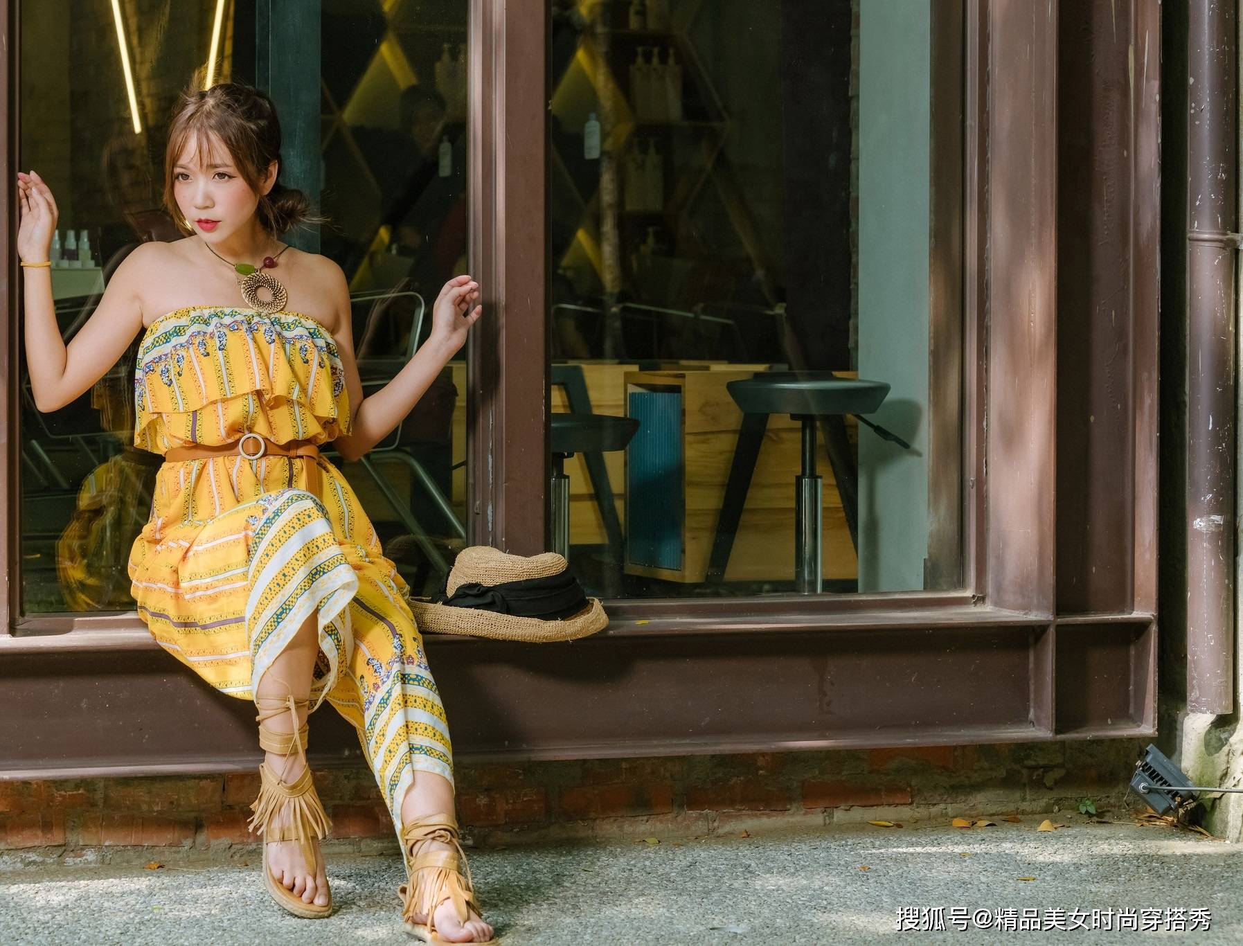 民族|一字肩连体裤,搭配一双民族风十足的凉鞋,优雅浪漫