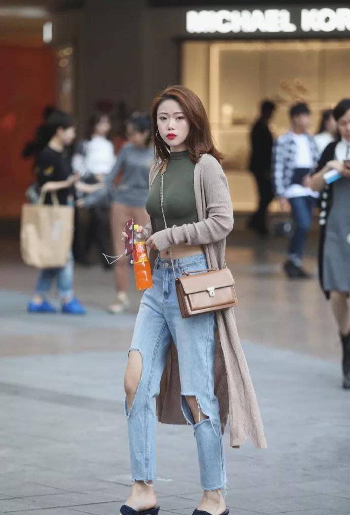 设计|美女脚上一双白色的一字带高跟鞋,走路的姿态也带着一种迷人气息