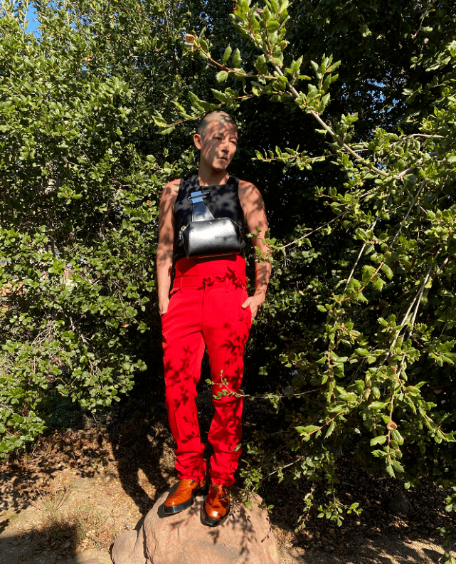 年轻人|陈冠希结婚后放飞自我，红色高腰裤吸引眼球，出道20年帅过小鲜肉