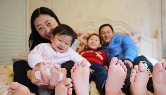 关系|二胎家庭欢乐多：饭桌上“教训”作妖的女儿，哥哥一把抱住安慰