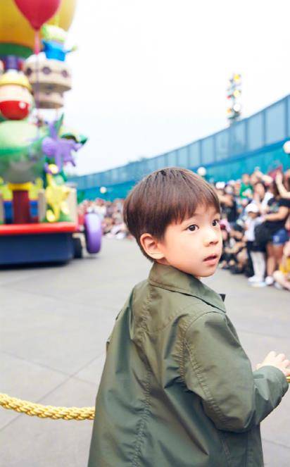 都说|霍思燕带嗯哼出游，粉色穿搭嫩回少女，嗯哼穿军绿色大衣比妈还潮