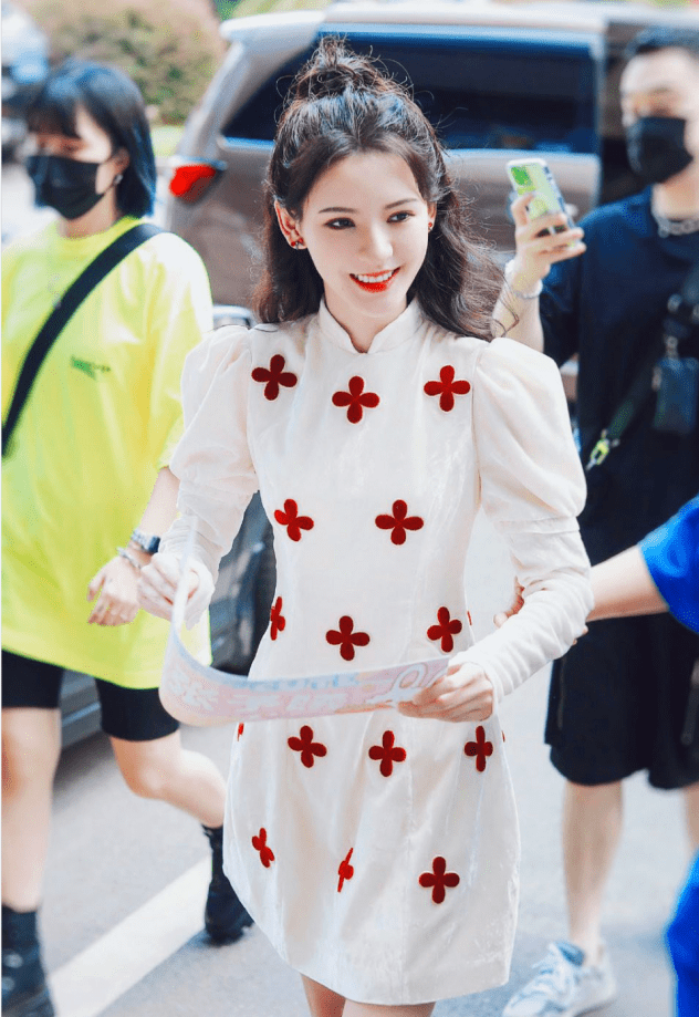 &quot|张予曦真是＂白得发光＂，不修图都带磨皮效果，穿白裙像仙子一样