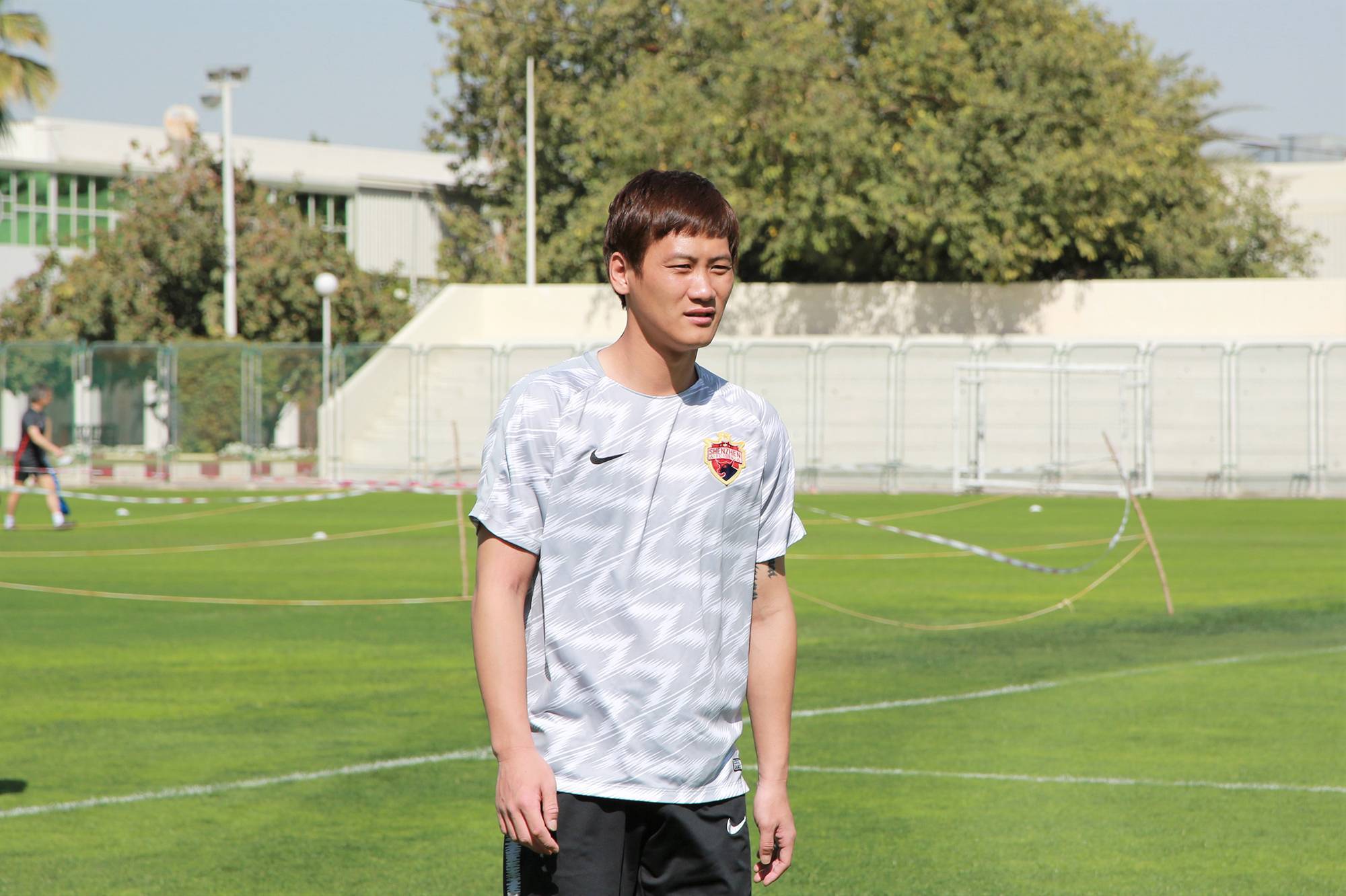 裴帅可以踢后腰,也可以踢中后卫,是一个多面手.