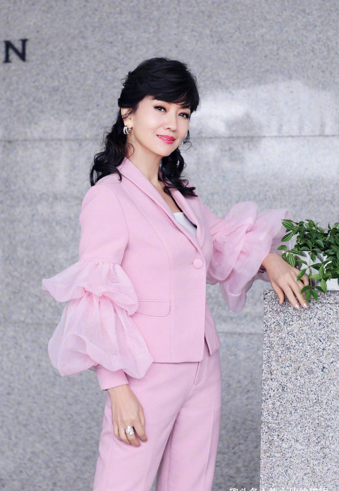 黑色|奔四的女人，少穿“花”衣服，多穿这3种颜色的衣服，减龄又显白