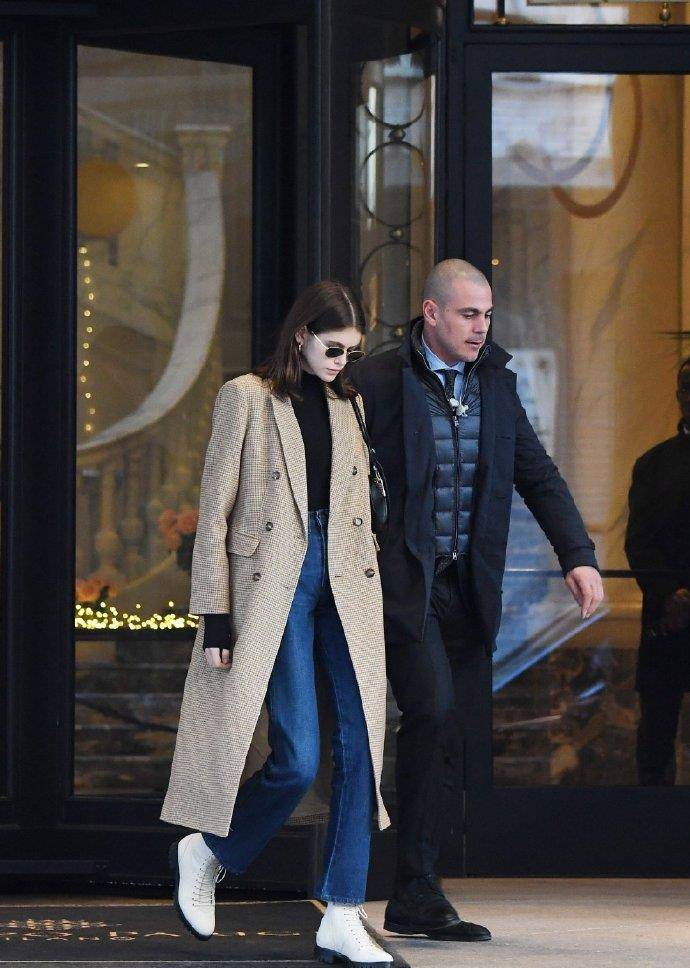 设计|嫩模凯雅·杰柏换了个新发型，穿长款杏色大衣配牛仔裤，高级洋气