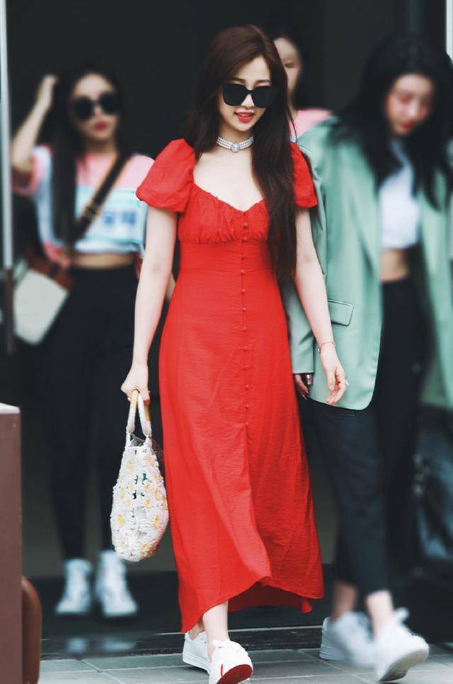 鞋子|富婆虞书欣的宝藏衣品，一个造型都是几万起步，我只买得起这红裙